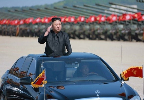 ▲ 북한 관영매체가 이례적으로 중국을 직접 언급하며 비난의 화살을 쏘아 댔다. 사진은 김정은이 지난 4월 25일 군종합동타격시위 현장을 찾아 北인민군을 사열하고 있는 모습.ⓒ北선전매체 홈페이지 캡쳐