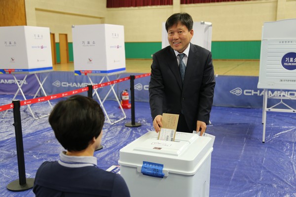 ▲ 신귀섭 충북도선거관리위원장이 4일 오전 청주 산남동 사전투표장에서 투표를 하고 있다.ⓒ충북도선거관리위원회