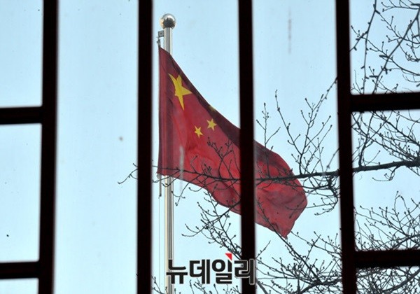 ▲ 中‘국가 인터넷정보 판공실(CAC)’은 지난 2일 새로운 ‘인터넷 뉴스 정보 서비스 관리 규정’을 발표했다. 사진은 중국 오성기 자료사진.ⓒ뉴데일리 DB