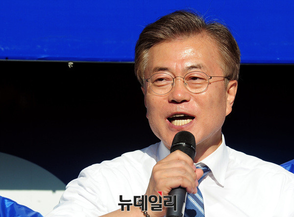 ▲ 문재인 더불어민주당 대선후보가 3일 오후 경남 창원시 마산합포구 문화광장에서 지지를 호소하고 있다.ⓒ공준표 기자