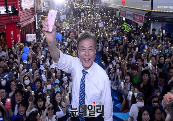 ▲ 자유한국당은 4일 대변인 논평을 통해 "문재인 후보 측이 SBS 세월호 보도와 관련해 SBS 기사에 댓글을 달고, SNS를 통해 관련 내용을 유포하는 행위까지 허위사실 공표 혐의로 고발하겠다고 엄포를 놨다"며 이는 국민의 입에 재갈을 물리는 것이라고 비난했다. 사진은 지난 3일 진주 유세에 나선 문재인 후보.ⓒ뉴데일리 공준표 기자