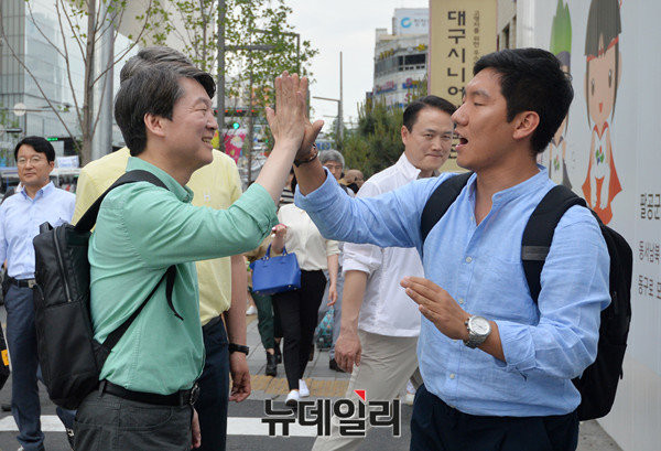 ▲ 국민의당 안철수 대선후보가 4일 대구 유세 중 한 청년과 만나 하이파이브를 하고 있다. ⓒ대구=뉴데일리 이종현 기자