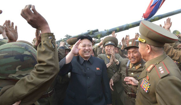 ▲ "해냈다, 해냈어! 장군님이 해냈어!" 김정은을 보고 환호하는 북한군들. ⓒ北선전매체 화면캡쳐.