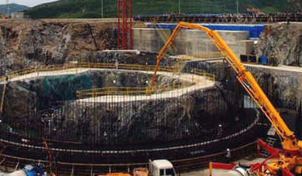 ▲ 홍콩 시사월간지 '쟁명'은 5월호에서 북한이 핵무기 및 탄도미사일 폐기 댓가로 6,000억 달러의 무상원조와 정권 안전보장을 요구했다고 보도했다. 지금 상황에서는 북한의 요구가 받아들여질 가능성이 희박하지만, 5월 대선에서 북한과의 대화를 지상과제로 생각하는 대선후보가 당선될 경우에는 현실이 될 수도 있다. 사진은 1994년 제네바 합의에 따라 1997년부터 시작된 '한반도에너지개발기구(KEDO)'의 경수로 건설 공사 현장. ⓒSBS 관련보도 화면캡쳐.