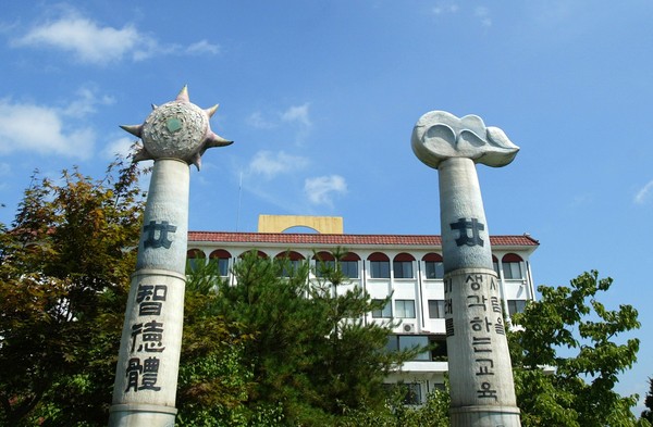 ▲ 충청대학교 본관 앞세 설치된 상징탑.ⓒ충청대