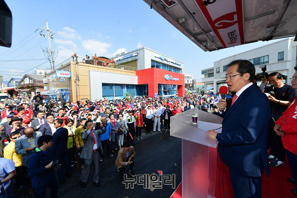 ▲ '구글트랜드' 등 빅데이터 상으로 더불어민주당 문재인 후보와 양강구도를 이루고 있는 자유한국당 홍준표 후보. 사진은 5일 강원도 주문진시장에서 유세를 하는 모습이다. ⓒ뉴데일리 정상윤 기자