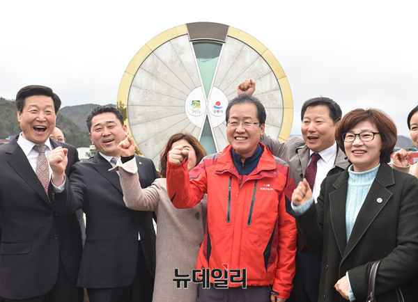 ▲ 모래시계 검사라는 별칭으로 널리 알려진 자유한국당 홍준표 후보(사진 가운데)가 지난 3월 25일 강릉 정동진의 모래시계 공원을 찾아 지지자들과 함께 파이팅을 외치고 있다. ⓒ강릉(강원)=뉴데일리 이종현 기자