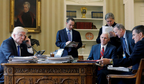 ▲ 美백악관 집무실에 모인 트럼프 대통령과 그의 참모들. ⓒ국제공공라디오연맹(PRI) 홈페이지 캡쳐.