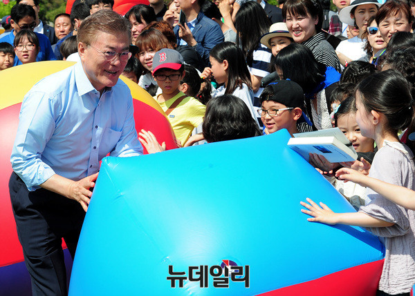 ▲ 문재인 더불어민주당 대선후보가 어린이날인 5일 오전 국회 앞마당에서 열린 '너와 나, 우리는 친구!' 장애아 가족과 비장애아 가족이 함께하는 소풍에서 아이들과 공 굴리기를 하고 있다.ⓒ공준표 기자