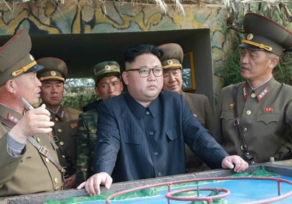 ▲ 김정은(가운데)이 서해 최전방에 위치한 장재도와 무도를 각각 찾아 방어대를 시찰했다. 사진은 관련 北노동당 기관지 '노동신문' 보도 일부.ⓒ北선전매체 홈페이지 캡쳐