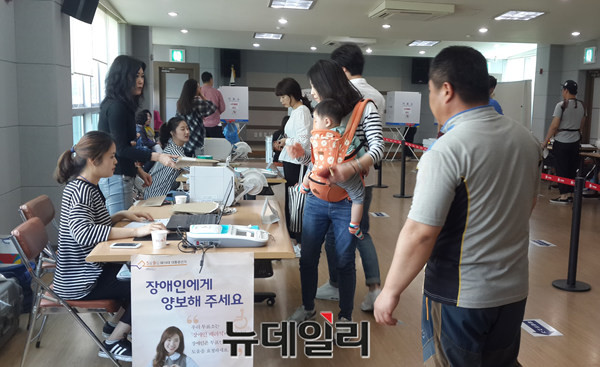 ▲ 충북 청주시 서원구의 한 사전투표소에서 5일 시민들이 사전투표에 참여하고 있다.ⓒ김종혁 기자