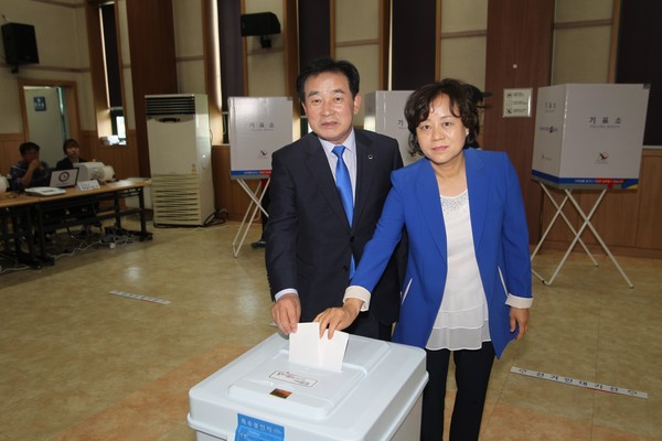 ▲ 송기섭 진천군수가 사전투표 첫날인 4일 부인 조명환씨와 함께 진천읍사무소에 마련된 사전투표소에서 투표를 하고 있다.ⓒ진천군