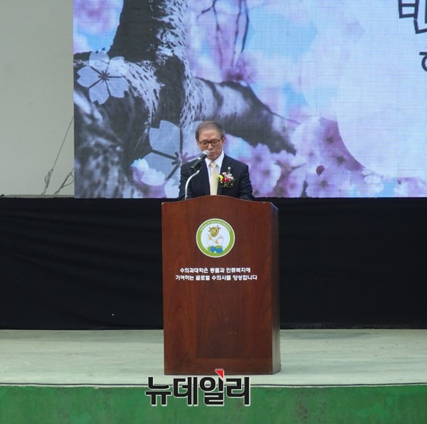▲ 윤여표 충북대 총장이 5일 반려동물 한마당에서 축사를 하고 있다.ⓒ김정원기자