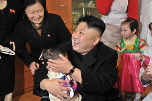 ▲ "아니, 얘가 나를 이름으로만 부르네. 누가 가르쳤어?" 보육원을 찾아 쇼를 하는 김정은. ⓒ北선전매체 화면캡쳐.