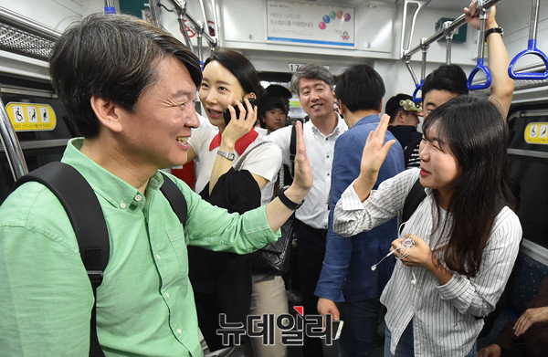 ▲ 국민의당 안철수 대선후보가 5일 부산 지하철에서 한 청년과 만나 하이파이브를 나누고 있다. ⓒ뉴데일리 이종현 기자
