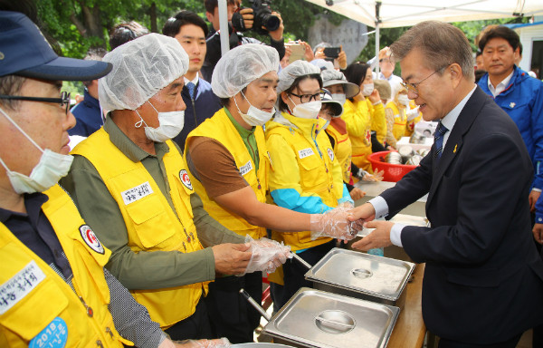▲ 더불어민주당 문재인 후보가 7일 이재민 대피소가 마련된 성산초등학교를 찾아 자원봉사자들과 악수하고 있다. ⓒ뉴시스 사진DB