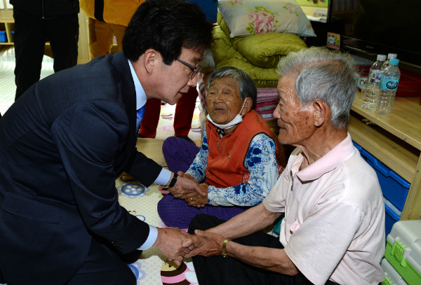 ▲ 바른정당 유승민 후보가 7일 이재민 대피소가 마련된 성산초등학교를 찾아 이재민들을 위로하고 있다. ⓒ뉴시스 사진DB