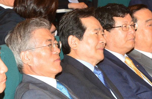 ▲ 6일 경기 안산 중앙역 유세에서 국민을 맛이 간 사람들이라고 지칭해 물의를 빚은 민주당 설훈 의원(사진 오른쪽). 이 유세 현장에 참석했던 문재인 후보(왼쪽)와 함께 찍힌 모습. ⓒ뉴시스 사진DB