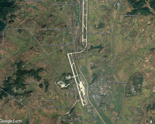 ▲ 커티스 멜빈 美존스 홉킨스大 한미연구소 연구원이 '자유아시아방송'에 제공한, 北평양 순안국제공항 일대의 위성사진. 주변 민가를 새로 지었다고 한다. ⓒ美자유아시아방송 관련보도 화면캡쳐-구글어스.