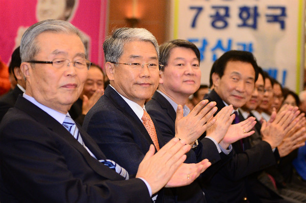 ▲ 김종인 전 민주당 비대위 대표(사진 왼쪽)는 7일 페이스북에 올린 글에서 국민이 패권세력의 집권을 막기 위한 조용한 단일화를 하고 있다고 관측했다. 김종인 전 대표 오른쪽으로는 순서대로 국민의당 김동철 전 비대위원장, 안철수 후보, 손학규 선대위원장이다. ⓒ뉴시스 사진DB