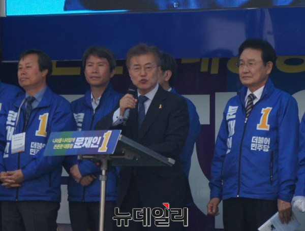 ▲ 문재인 더불어민주당 대통령 후보가 7일 충북 청주시를 방문해 지지를 호소하고 있다.ⓒ김종혁 기자