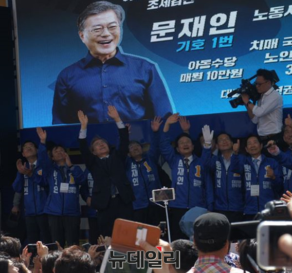 ▲ 문재인 민주당 대통령 후보가 7일 충북 충주시 유세장에서 건물 옥상에까지 들어찬 지지자들에게 손을 흔들어주고 있다.ⓒ김종혁 기자