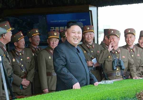 북한 관영매체가 도널드 트럼프 미국 대통령의 대북정책을 전임 정부와 상표만 다를 뿐이라고 폄하했다. 사진은 북한의 군종합동타격훈련 관련 北노동당 기관지 '노동신문' 보도 일부.ⓒ北선전매체 홈페이지 캡쳐