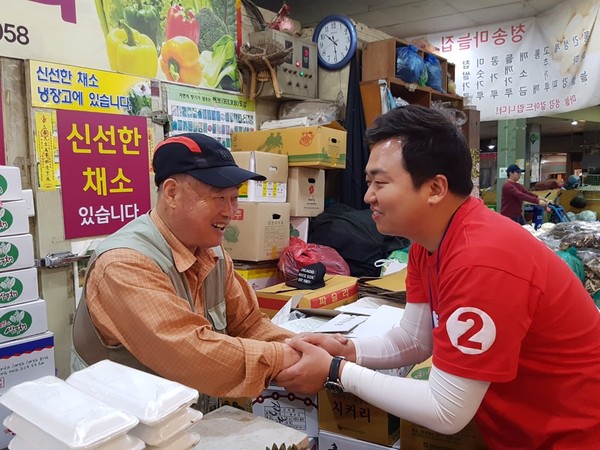 ▲ 자유한국당 홍준표 대선 후보 큰 아들인 정석씨(오른쪽)가 지난 6일 칠성시장에서 상인을 만나 지지를 호소하고 있다.ⓒ한국당 대구시당