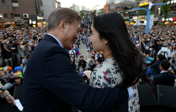 ▲ 더불어민주당 문재인 후보가 6일 서울 홍대입구 인근에서 사전투표율 25% 돌파를 이유로 프리허그 행사를 진행하고 있다. ⓒ뉴시스 사진DB