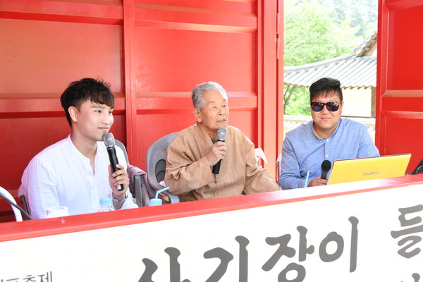 ▲ 문경전통찻사발축제추진위는 지난 6일 천한봉(중간) 도예명장을 초청해 '사기장이 들려주는 찻사발이야기' 시간을 가졌다.ⓒ문경시