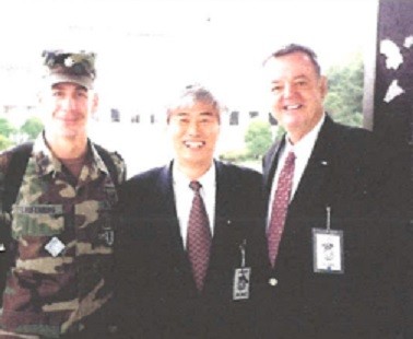 ▲ 30년간 외교안보위원장을 지낸 마이어(John Myer) 의원과 1999년 판문점을 방문한 김영훈 목사(가운데). 김목사는 상원의 외교분과위원장 펠(Pell) 의원도 방한초청하는 등 많은 거물들과 교류, 광범한 안보외교 인맥을 쌓았다.