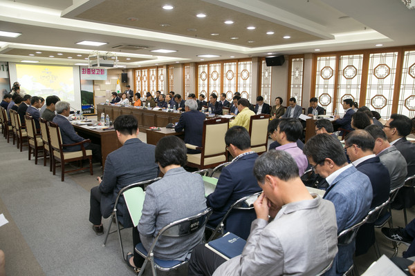 ▲ 성주군이 김항곤 성주군수가 참가한 가운데 지난 4일 군청에서 '성주생명문화축제' 최종보고회를 갖고 준비사항을 검검했다.ⓒ성주군