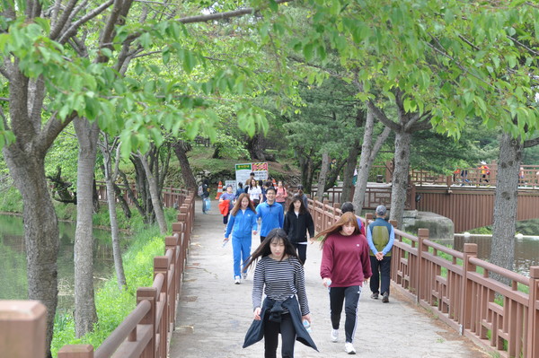 ▲ 제천시보건소가 매월 11일과 22일을 걷는 날로 정하고 ‘의림지 둘이 함께 걷기 데이(day)’를 운영한다.ⓒ제천시