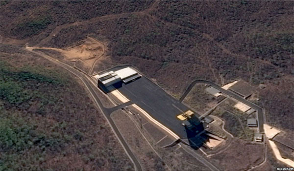 ▲ '미국의 소리' 방송이 공개한 北평안북도 철산군 동창리 미사일 시험장의 위성사진. 왼쪽 윗편에 파헤쳐진 곳이 새 건설현장이다. ⓒ美VOA 보도화면 캡쳐-구글 어스.