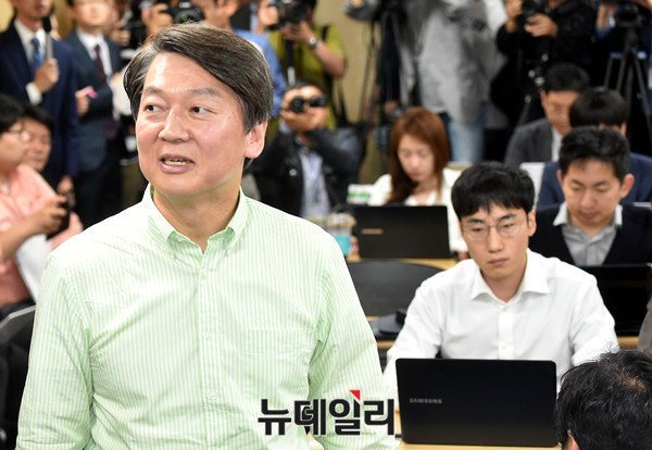 ▲ 국민의당 안철수 대선후보가 8일 대국민 기자회견을 위해 서울 여의도 당사 브리핑실로 입장하고 있다. ⓒ뉴데일리 이종현 기자