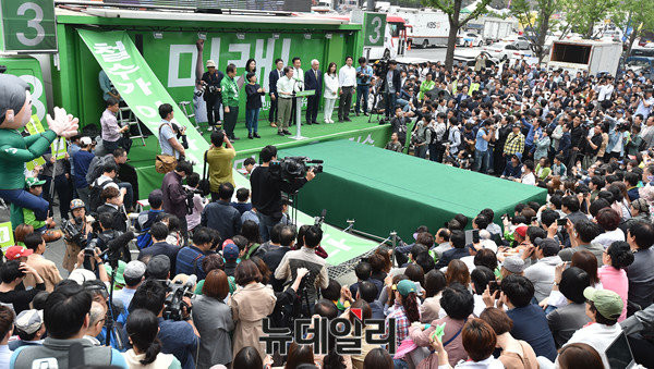 ▲ 국민의당 안철수 후보가 8일 오전 서울 광화문 유세현장에서 운집한 청중들을 상대로 연설을 하고 있다. 연단 뒷쪽으로 정대철 고문, 손학규 선대위원장, 김한길 전 의원, 최명길 여사, 정호준 전 의원 등이 배석했다. ⓒ뉴데일리 이종현 기자