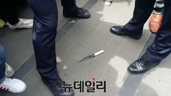 ▲ 50대 박모 여성이 홍준표 대선후보 유세에서 소지하고 있던 칼이 땅에 떨어져 있는 모습.ⓒ뉴데일리