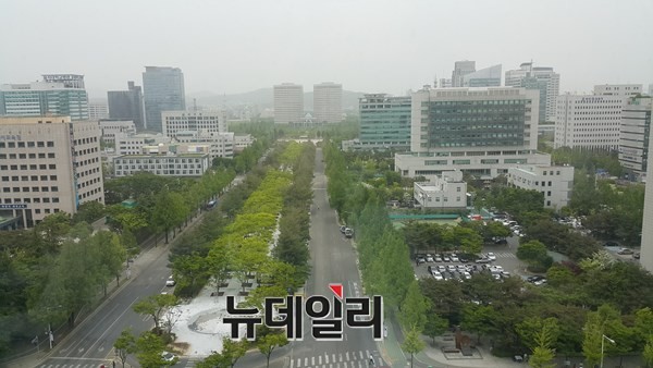 ▲ 8일 대전시청에서 바라본 보라매공원이 미세먼지로 인해 정부 대전청사가 제대로 보이지 않고 있다. ⓒ김정원 기자