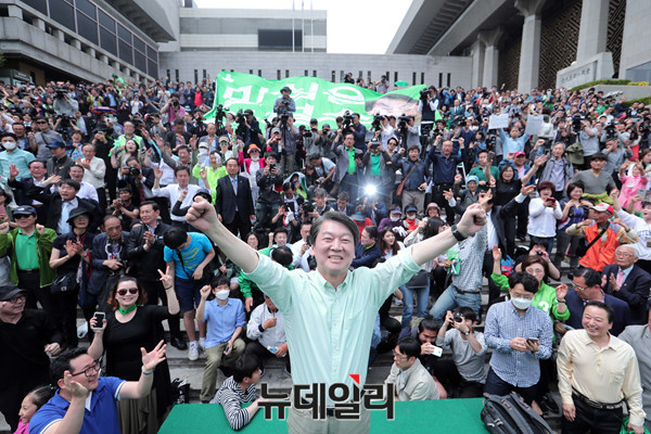 ▲ 안철수 국민의당 대통령 후보가 8일 충북 청주 성안길에서 뚜벅이 유세로 시민들과 만나고 있다.ⓒ이종현 기자