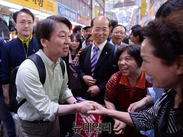 ▲ 국민의당 안철수 후보가 8일 걸어서 국민 속으로, 뚜벅이 유세를 진행하며 대전중앙시장을 지나던 중 상인들을 만나 반갑게 악수를 나누고 있다. ⓒ대전=뉴데일리 이종현 기자