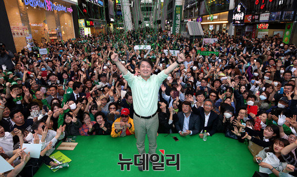 ▲ 국민의당 안철수 후보가 8일 지난 닷새 간의 걸어서 국민 속으로, 뚜벅이 유세를 마무리하며 대전 은행동 문화의거리에서 최종 유세를 전개하고 있다. ⓒ대전=뉴데일리 이종현 기자