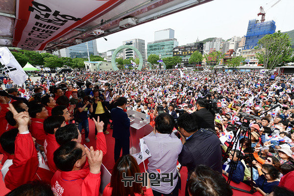 ▲ 자유한국당 홍준표 후보의 8일 오전 부산역 유세. ⓒ뉴데일리 정상윤 기자