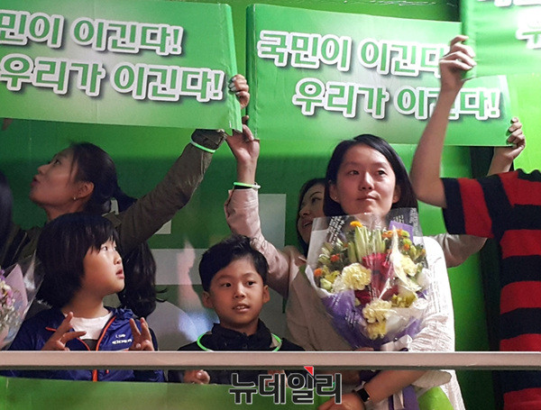 ▲ 국민의당 안철수 대선후보의 딸 설희 양이 8일 서울 노원구에서 열린 지원유세에 참석해 주민들로부터 받은 꽃다발을 안고 있다. ⓒ뉴데일리 김민우 기자