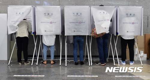 ▲ 9일 치러지는 '제19대 대통령 선거' 투표를 앞두고, 지난 5일 서울 용산역 사전투표소에서 시민들이 투표를 하고 있다. ⓒ뉴시스