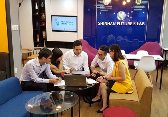 신한금융지주 '신한퓨처스랩 베트남' 현지 스타트업 기업의 직원들이 워킹 스페이스에서 회의를 하고 있다. ⓒ신한은행