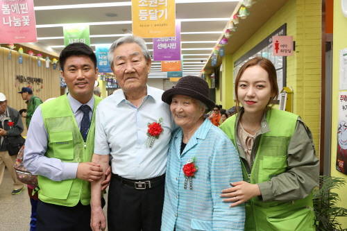 ▲ 어버이날인 8일 오전 서울 종로구 서울노인복지센터를 찾은 어르신들께 현대엔지니어링 직원들이 손수 카네이션을 달아 드리고 있다. ⓒ 현대엔지니어링