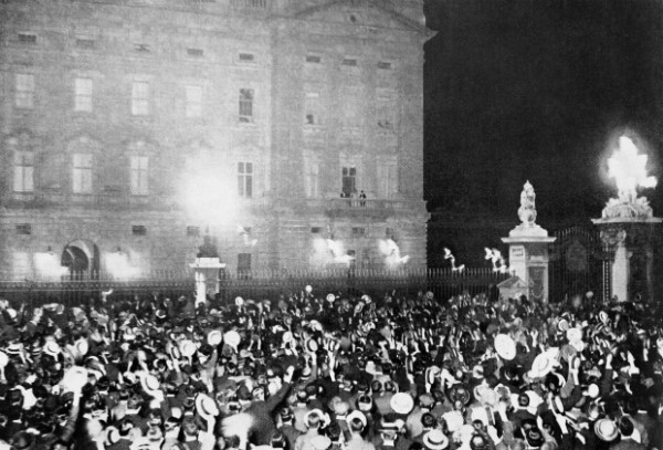 모든 전쟁을 끝내기 위한 전쟁이 선포된 1914년 8월 4일, 영국 버킹엄궁 앞에 군중들이 모여 선전포고를 축하하고 있다. 이 환호가 환멸로 바뀌기까지는 오랜 시간이 필요하지 않았다. ⓒ위키피디아 사진DB