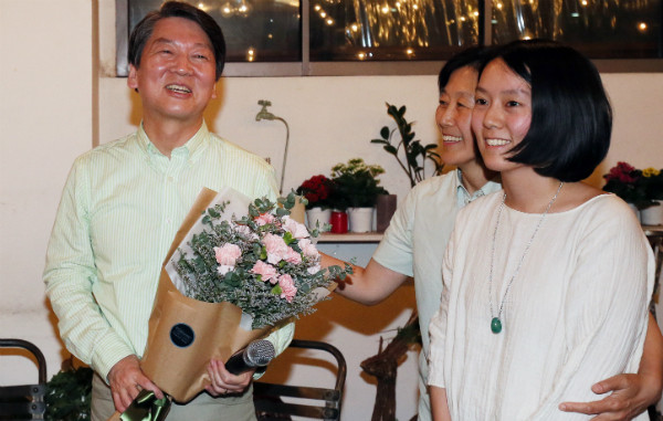 ▲ 국민의당 안철수 후보와 배우자 김미경 교수, 딸 설희 씨가 8일 저녁 서울 홍대입구의 한 페이스북 라이브 오픈스튜디오에서 만나 오랜 선거운동으로 인한 회포를 풀고 있다. ⓒ뉴시스 사진DB