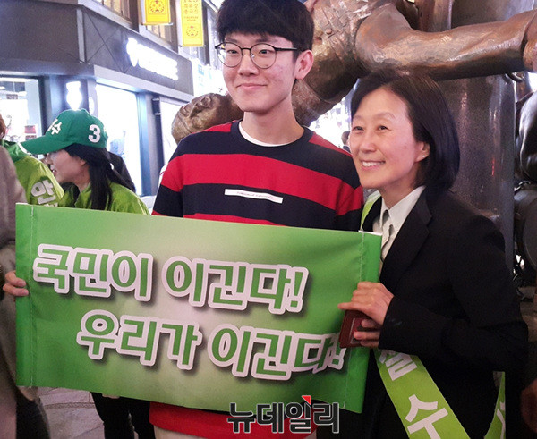 ▲ 국민의당 안철수 후보의 배우자 김미경 교수가 8일 서울 노원구 문화의거리에서 열린 지원유세 이후 지지자들과 만나 포토타임을 갖고 있다. ⓒ뉴데일리 김민우 기자