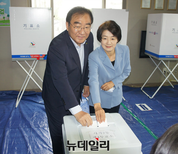 ▲ 이승훈 충북 청주시장이 9일 부인 천혜숙 여사와 함께 투표를 하고 있다.ⓒ김종혁 기자